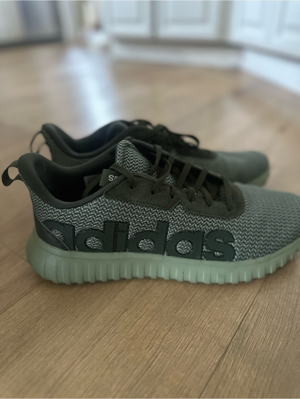 Men’s Adidas 11.5 - Picture 4 of 4